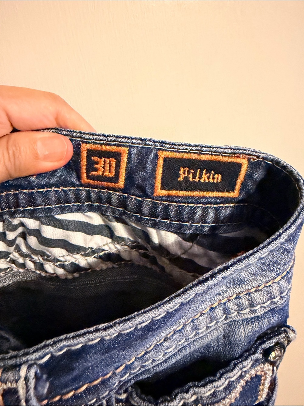 Rock Revival Women’s Size 30 Makin Capri Jeans Embellished Fleur de Lis Y2K - Picture 8 of 12